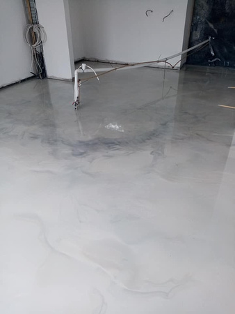 HOP Light grey base with a charcoal Pearl top coat and some titanium veins reflector by LGCM Industrial and Resin floor coatings - 2
