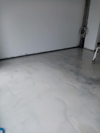 HOP Light grey base with a charcoal Pearl top coat and some titanium veins reflector by LGCM Industrial and Resin floor coatings - 6