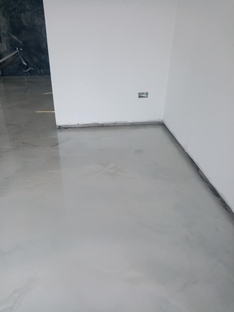 HOP Light grey base with a charcoal Pearl top coat and some titanium veins reflector by LGCM Industrial and Resin floor coatings - 7