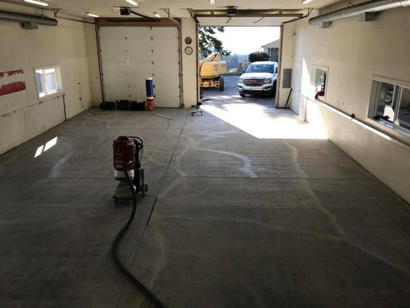 Commercial garage flake by Custom Coating Solutions - 4